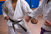 Faixa preta treinando karate