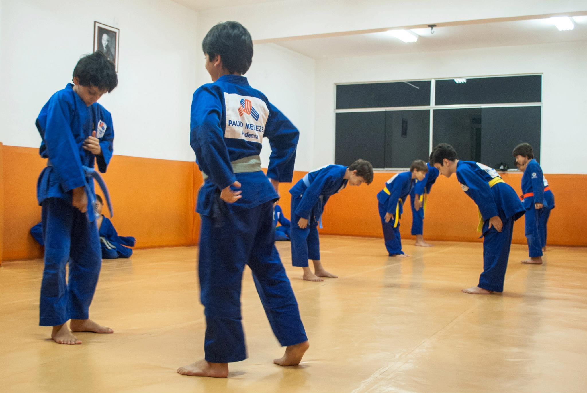 Foto de criancas fazendo judo